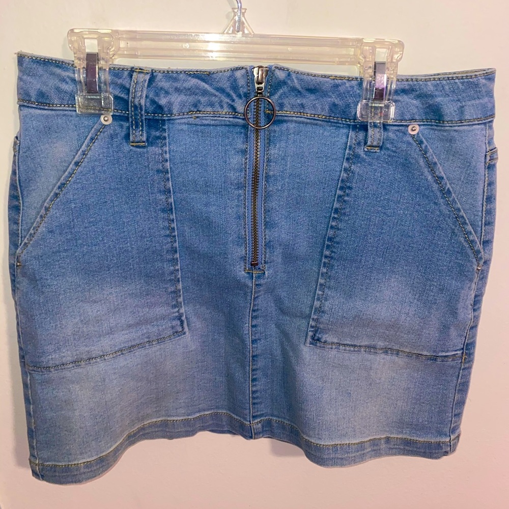 Stretchy jean skirt with zipper